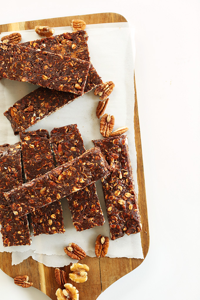 Easy Healthy BROWNIE Granola Bars! Just 7 ingredients and naturally sweetened. Perfect for on-the-go breakfast or post-workout snacks!