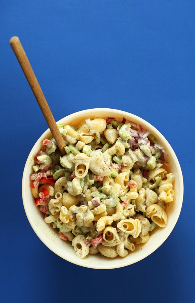 Easy Vegan Macaroni Pasta Salad! 30 minutes, simple and SO delicious. Perfect for summer cookouts! #vegan