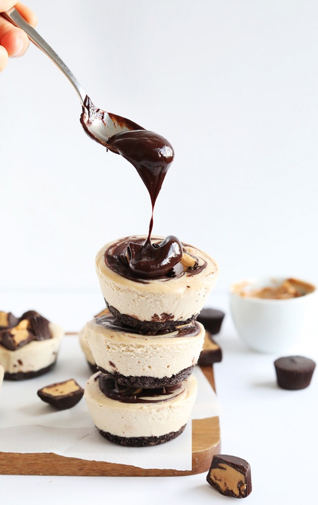 SUPER creamy Vegan Peanut Butter Cup Cheesecakes! Oreo crust, PB centers with ganache swirl | 9 ingredients, no bake filling, SO delicious!