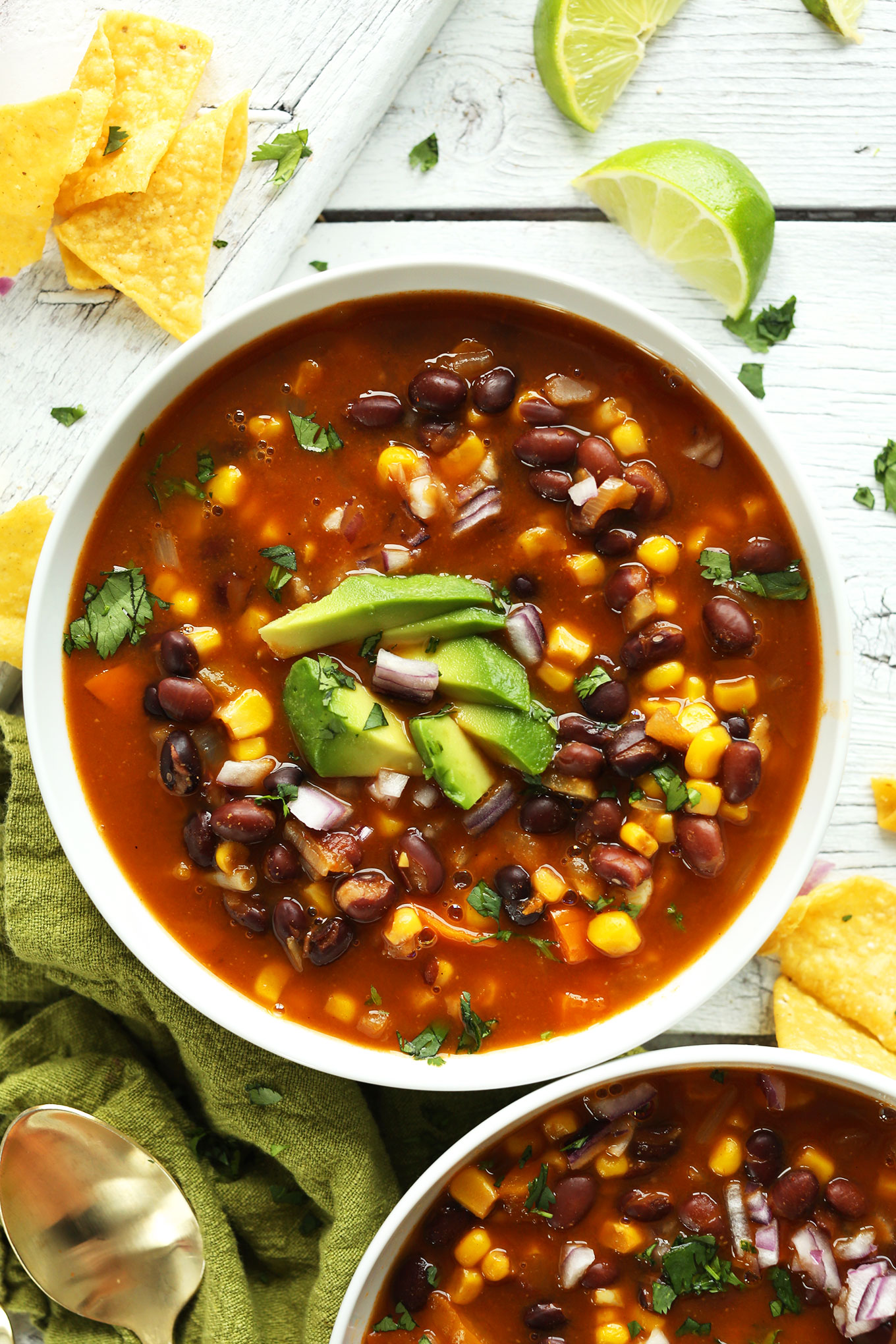 Schüssel mit gesunder veganer mexikanischer Chipotle-Schwarzbohnen-Tortilla-Suppe