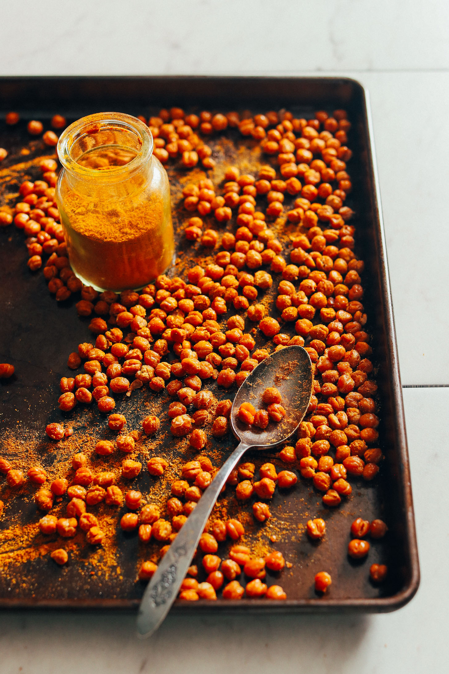 Baking sheet of crispy chickpeas and curry powder for a delicious plant-based snack