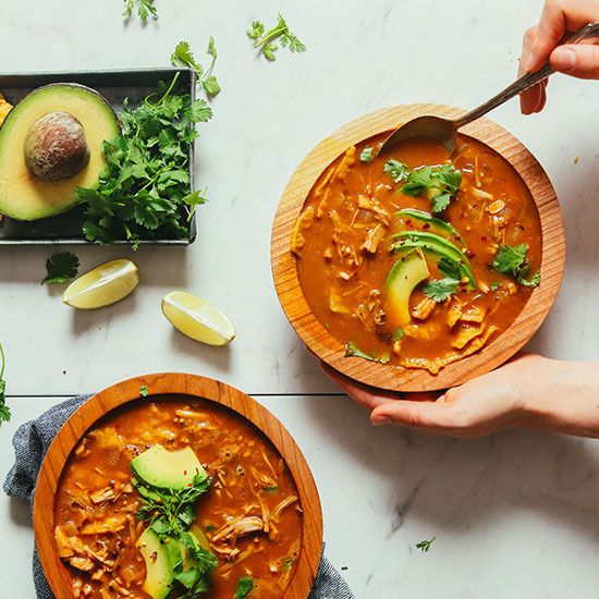 Schnappen Sie sich einen Löffel vegane Tortilla-Suppe mit Koriander und Avocado