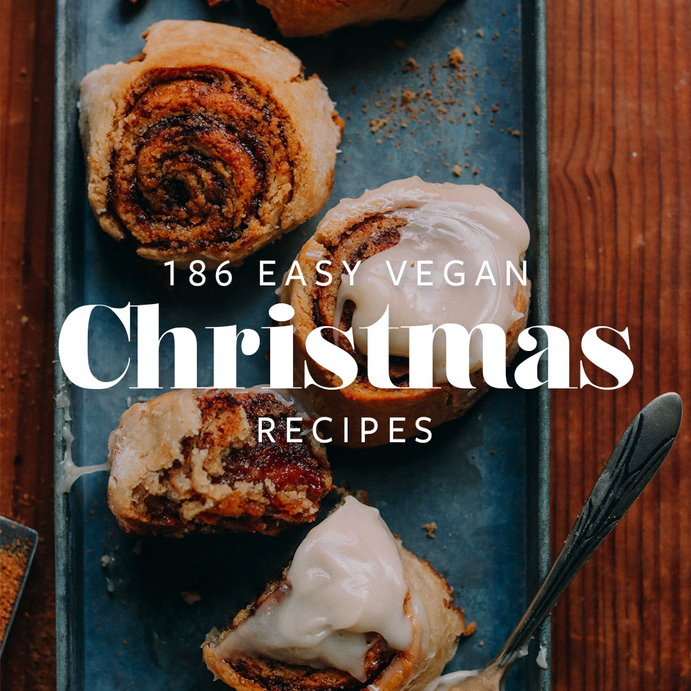 An image of cinnamon rolls with the text 186 easy vegan christmas recipes