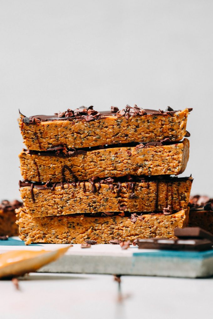 Easy 5-Ingredient Protein Bars (Peanut Butter Chocolate!)