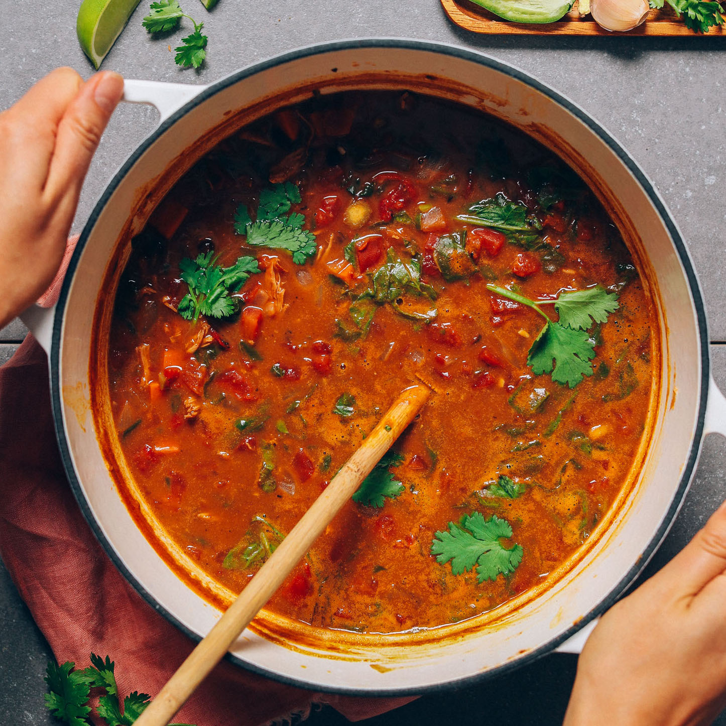Duży garnek do zupy wypełniony naszym przepisem z dyni i czarnej fasoli chili