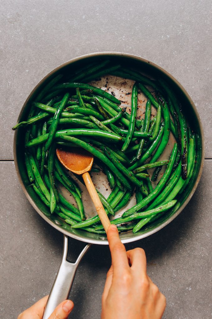 1Pan Garlicky Green Beans with Slivered Almonds Minimalist Baker Recipes