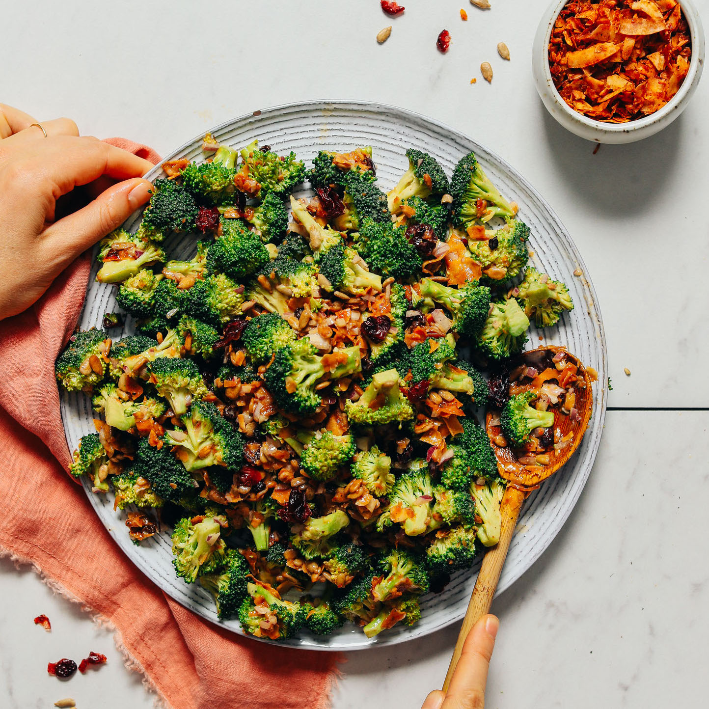 Hindistan cevizi pastırması ve kaju ezmesi sosu ile yapılan Kremalı Vegan Brokoli Salatası Tabağı