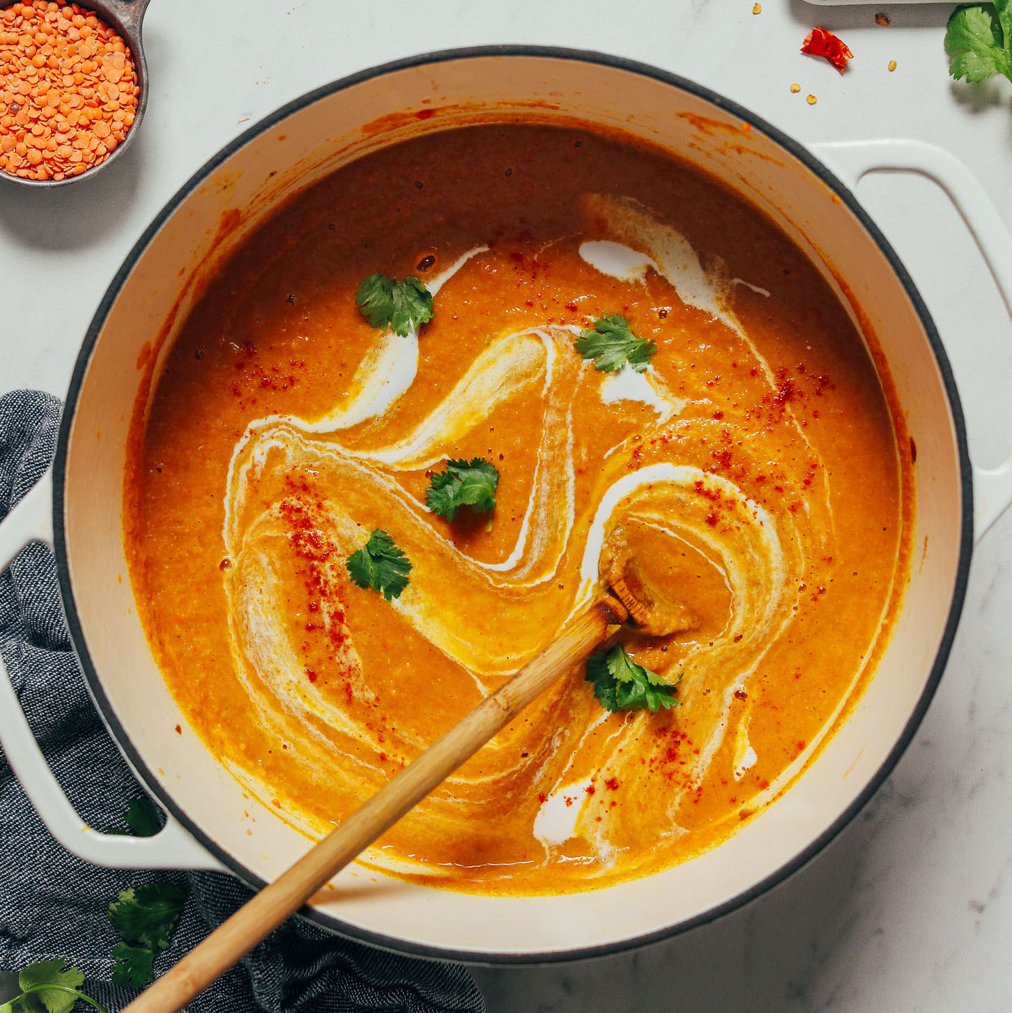Grande pentola di zuppa di lenticchie di cavolfiore al curry vegana