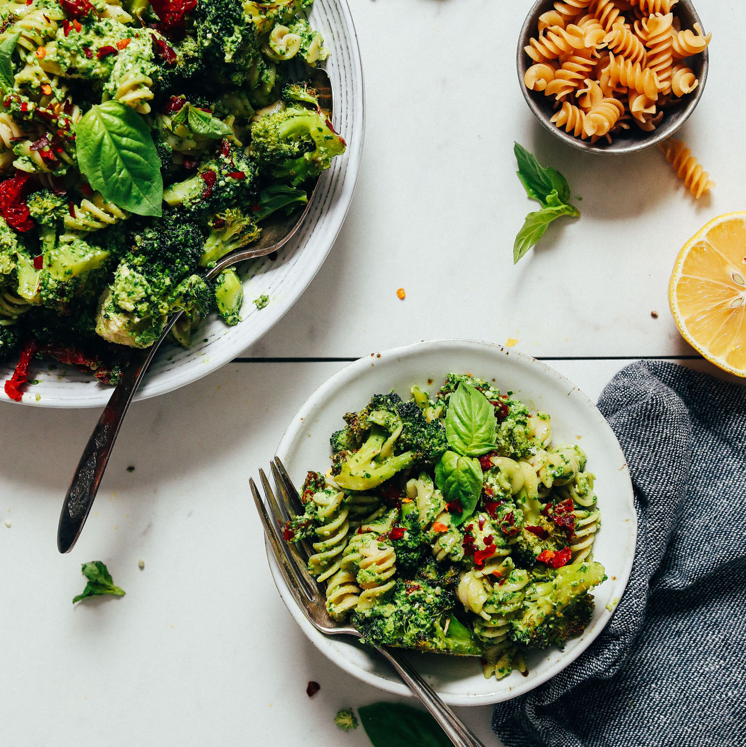 Glutensiz makarna ile yapılan Brokoli Pesto Makarna Salatası kaseleri