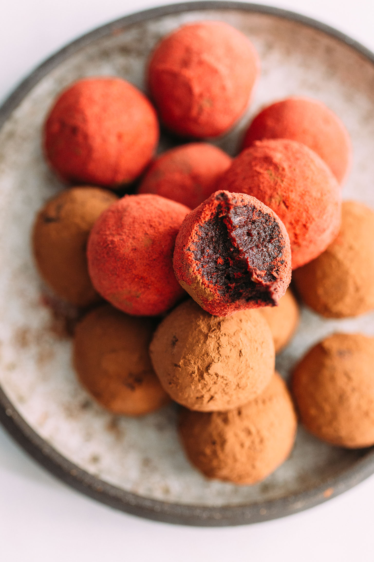 Pila de bolas de pastel de terciopelo rojo en un plato