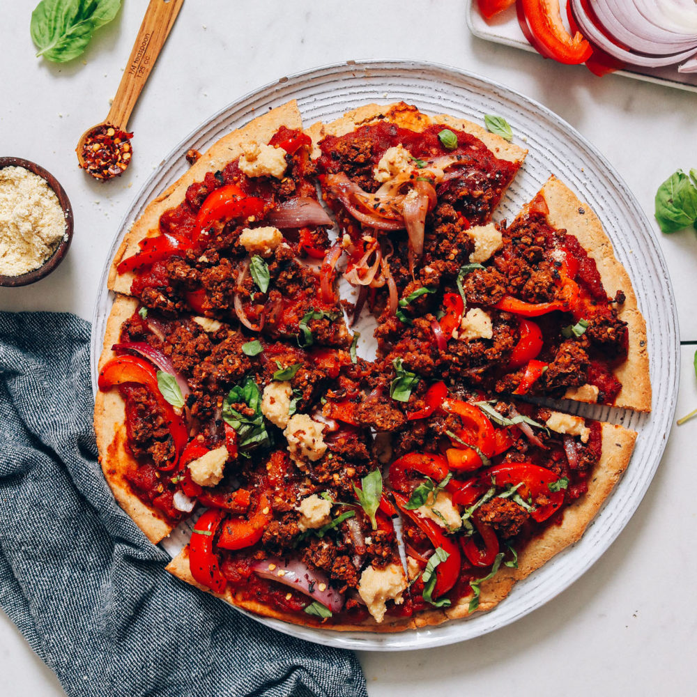 Sebzeler ve ev yapımı sucuk ile hazırlanmış vegan pizza tabağımız