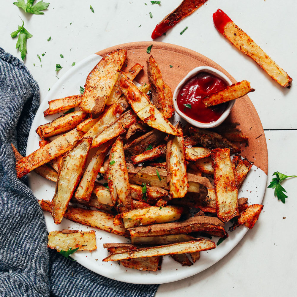 Baked french fries coated in cajun spices served with ketchup