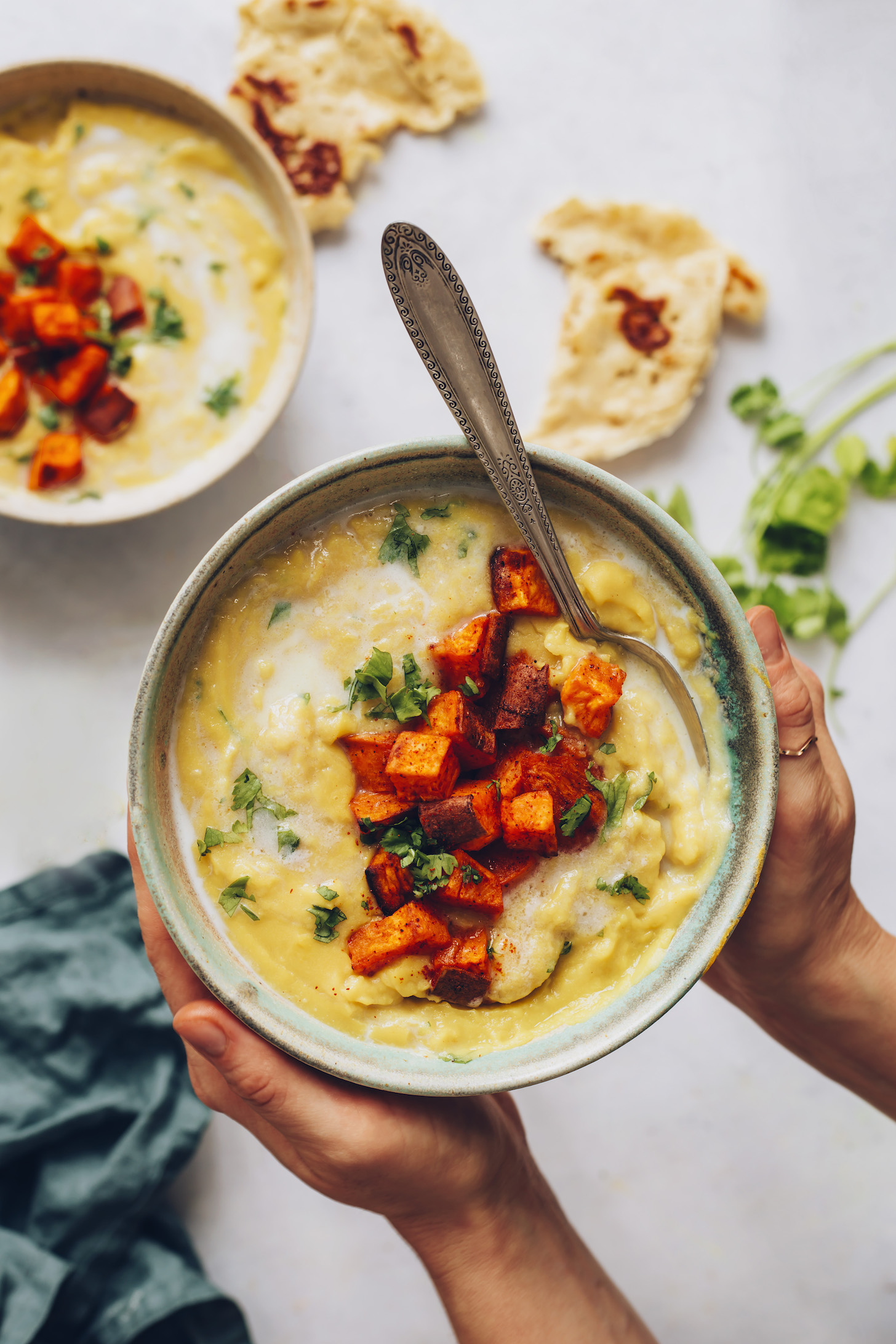 Держите тарелку супа из желтого колотого гороха, заправленного жареным сладким картофелем и кинзой