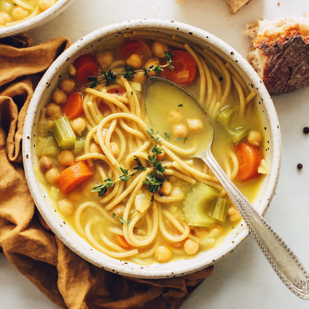 Cucchiaio vintage in una ciotola di zuppa di noodle di ceci
