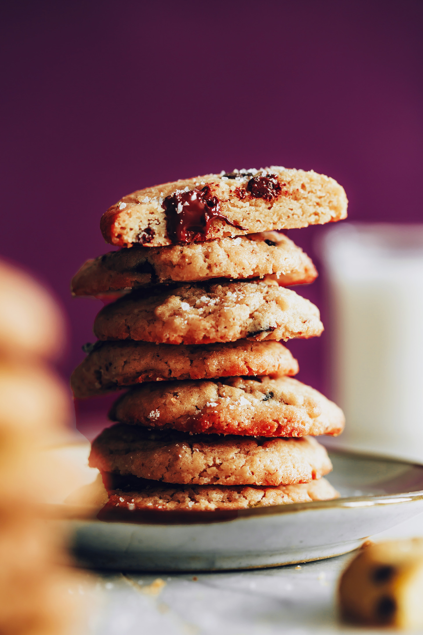 Pila alta de galletas veganas con chispas de chocolate