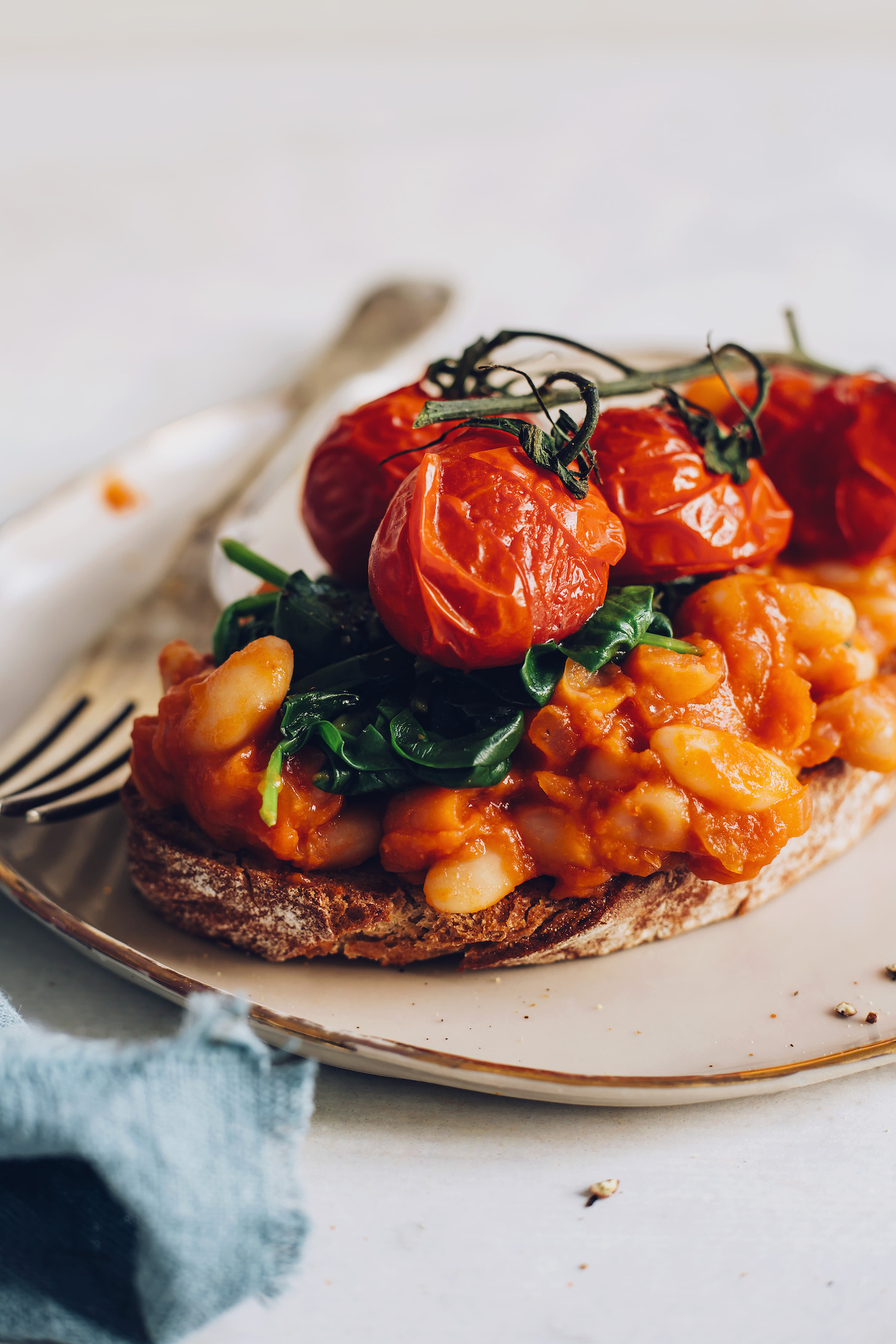 https://minimalistbaker.com/wp-content/uploads/2020/12/Vegan-Baked-Beans-on-Toast-An-easy-flavorful-British-inspired-meal.-1-pot-and-30-minutes-minimalistbaker-recipe-beans-plantbased5.jpg