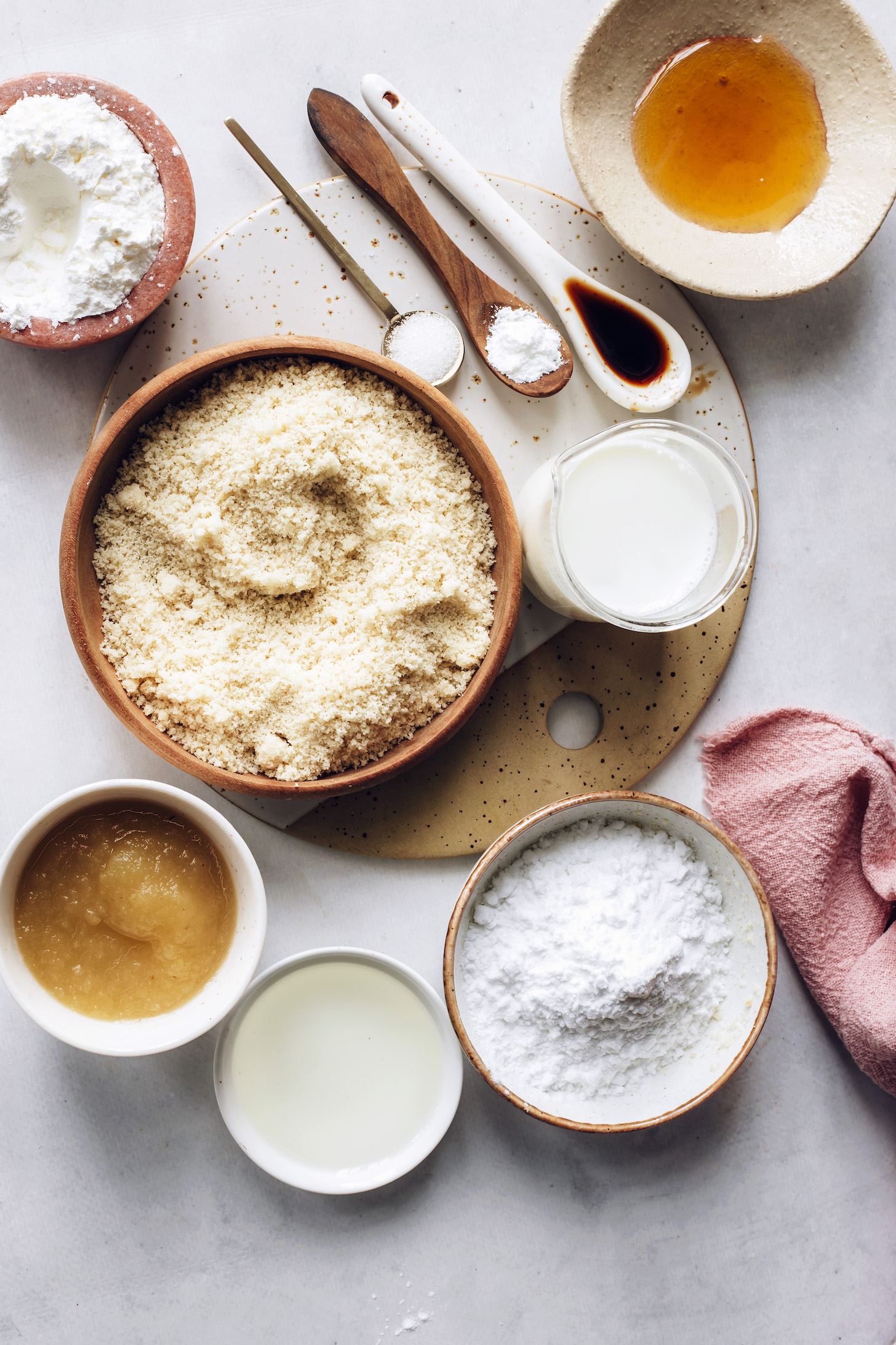 Almond flour, cornstarch, potato starch, vanilla, almond milk, applesauce, avocado oil, maple syrup, baking powder, and salt