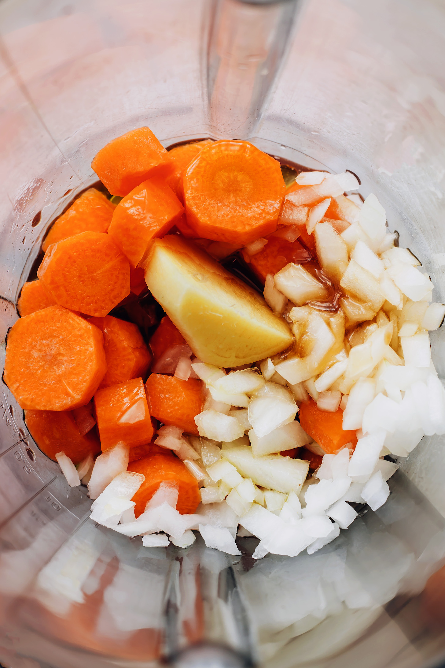 Mélangeur avec des ingrédients pour faire notre recette de vinaigrette aux carottes et au gingembre