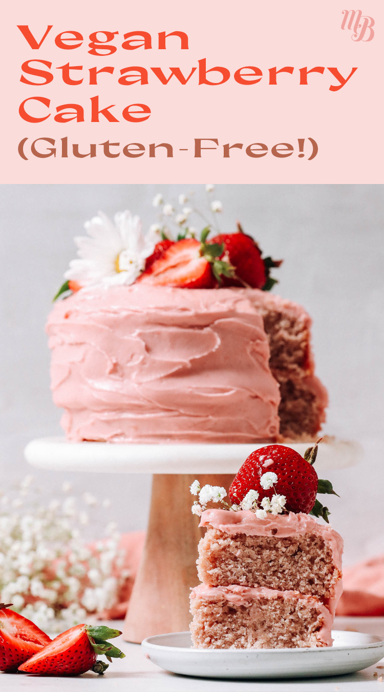 Tranche de gâteau aux fraises végétalien et sans gluten avec un gâteau aux fraises entier, avec des fraises fraîches et des fleurs sur le dessus
