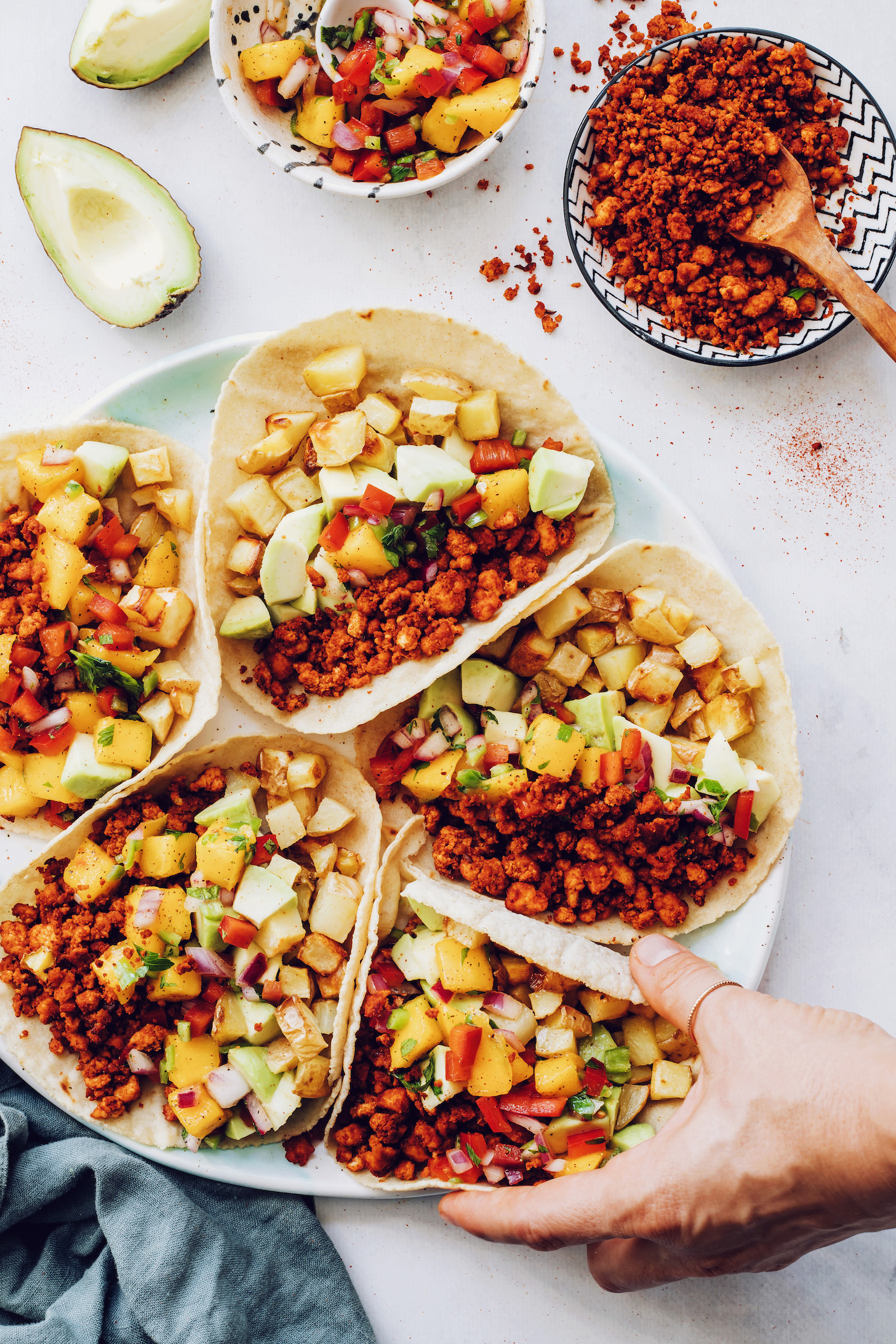 Prendre un taco de petit-déjeuner sur un plateau avec plus de tacos