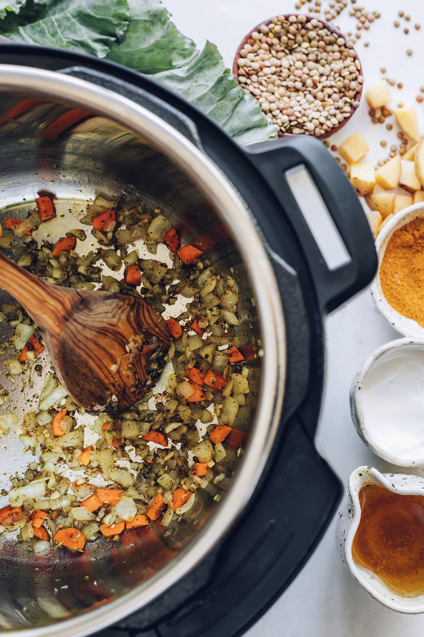 Oignons, carottes et ail sautés dans un Instant Pot