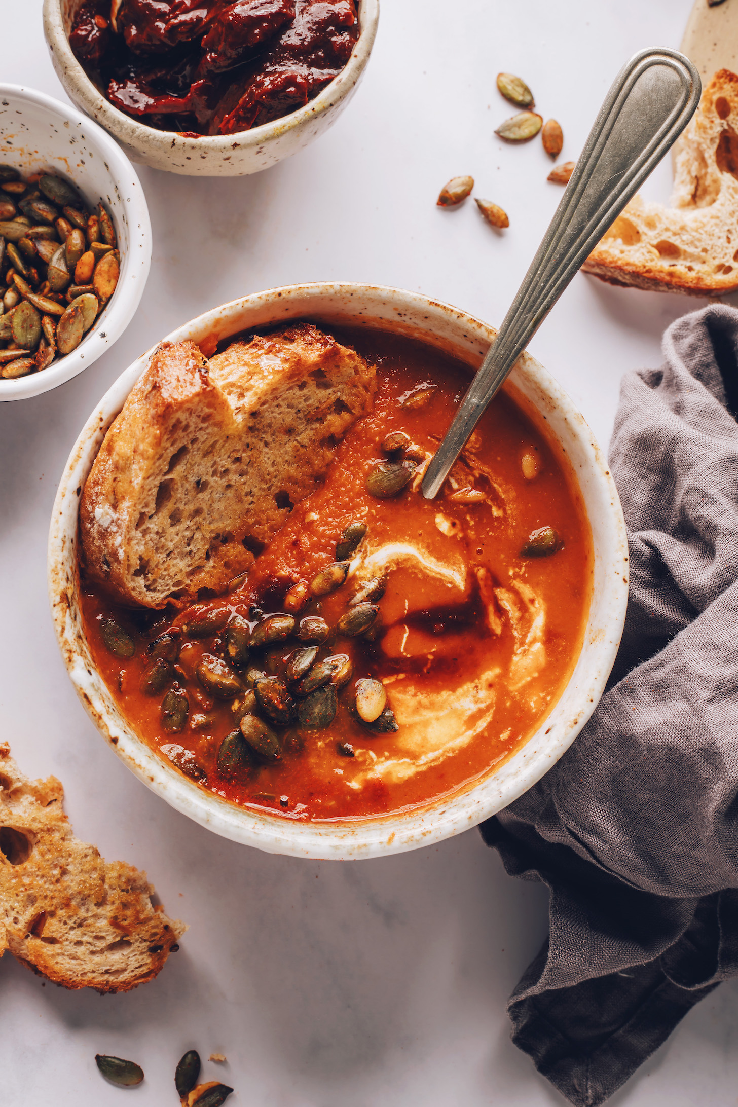 Cuillère immergée dans un bol de soupe de tomate épicée