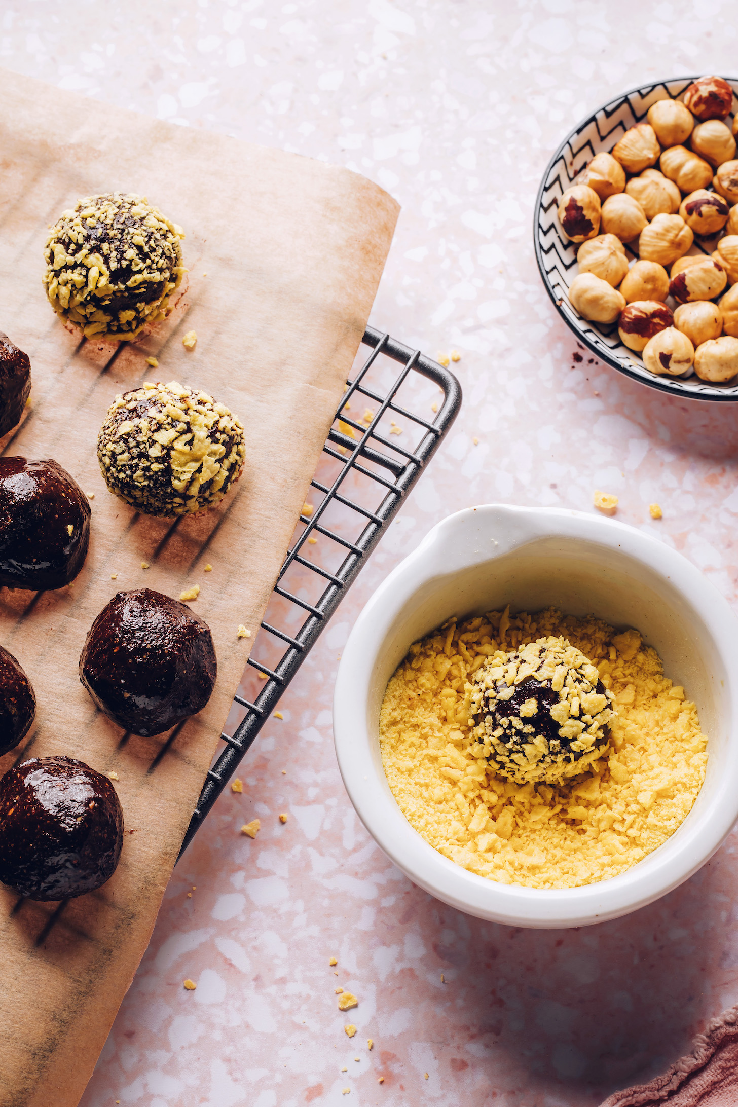 Rouler des chocolats DIY Ferrero Rocher dans des flocons de maïs émiettés pour la couche de gaufrette croustillante