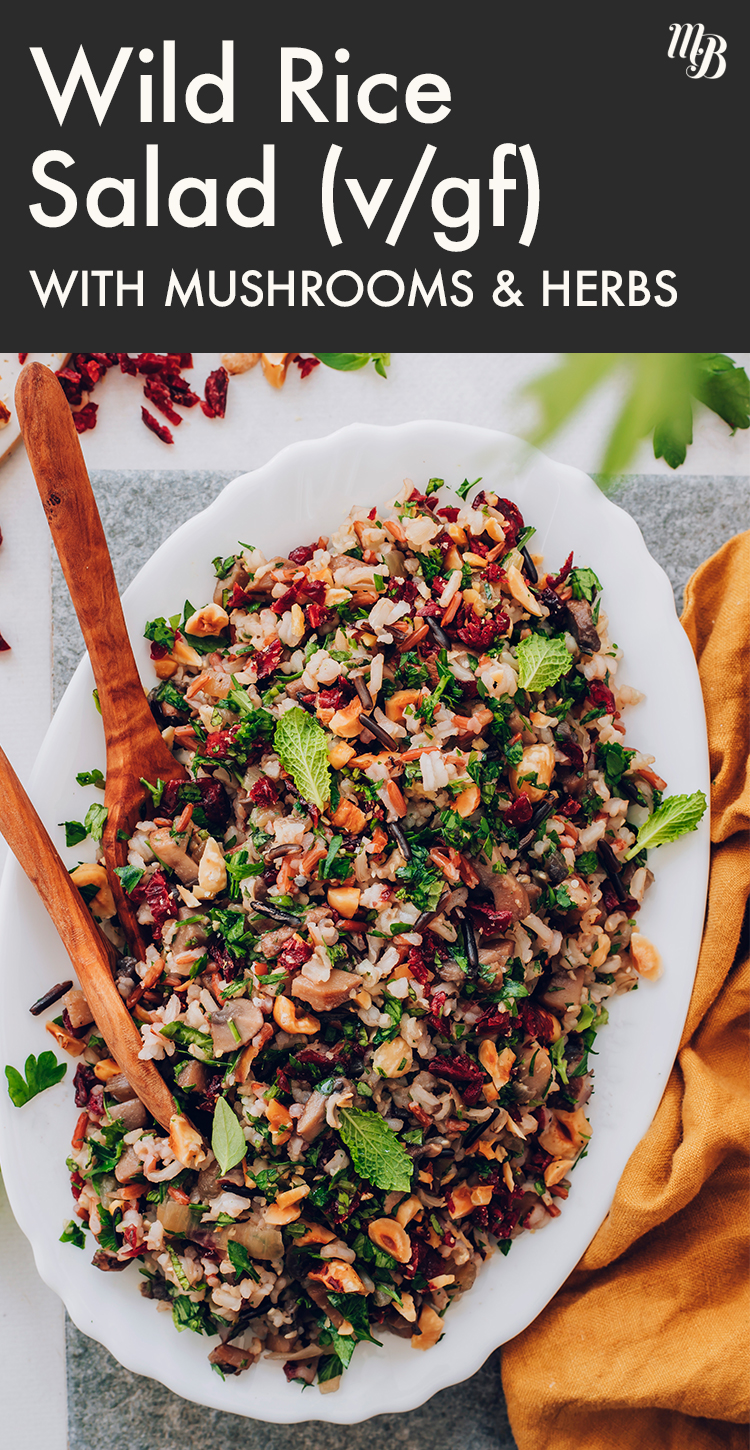 Mantar ve otlar ile vegan ve glutensiz yabani pirinç salatası tabağı