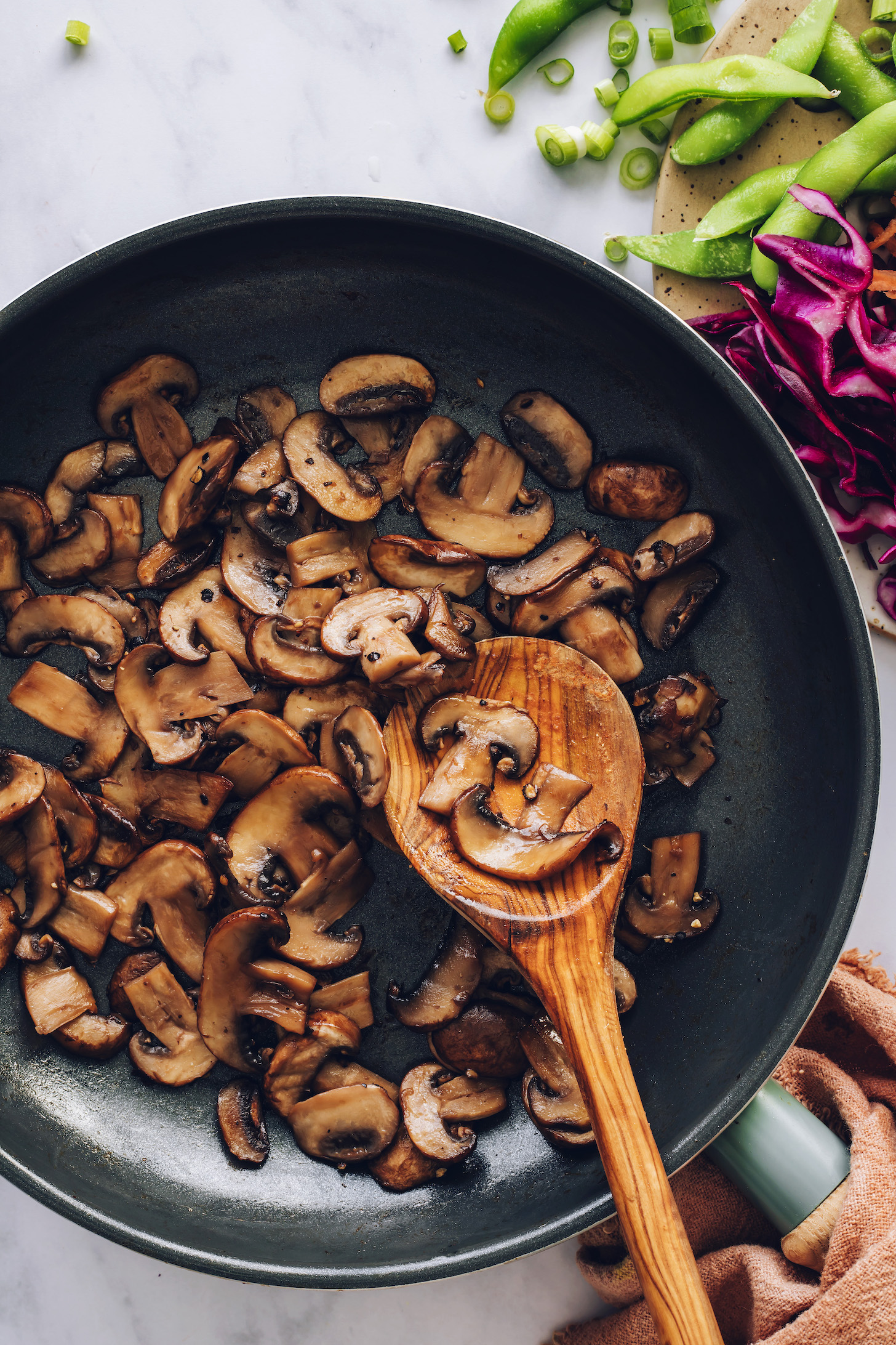 Sauter les champignons à l'huile de sésame grillé