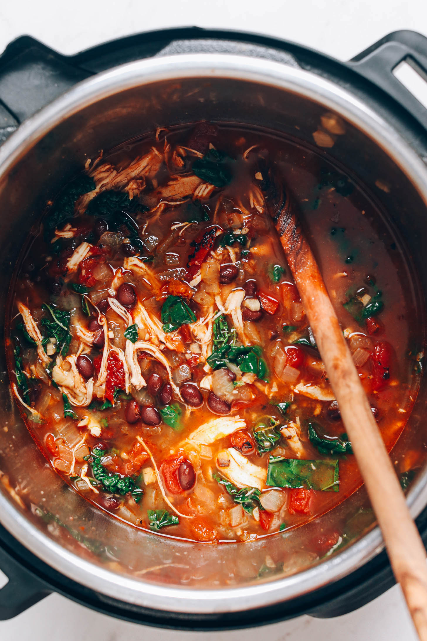 Photo aérienne d'une soupe de tortilla au poulet Instant Pot