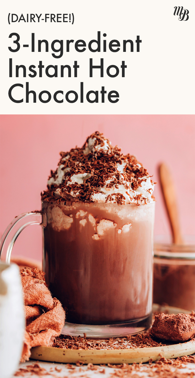 Süt içermeyen krem ​​şanti ve üstüne kakao tozu ile süt içermeyen hazır sıcak çikolata
