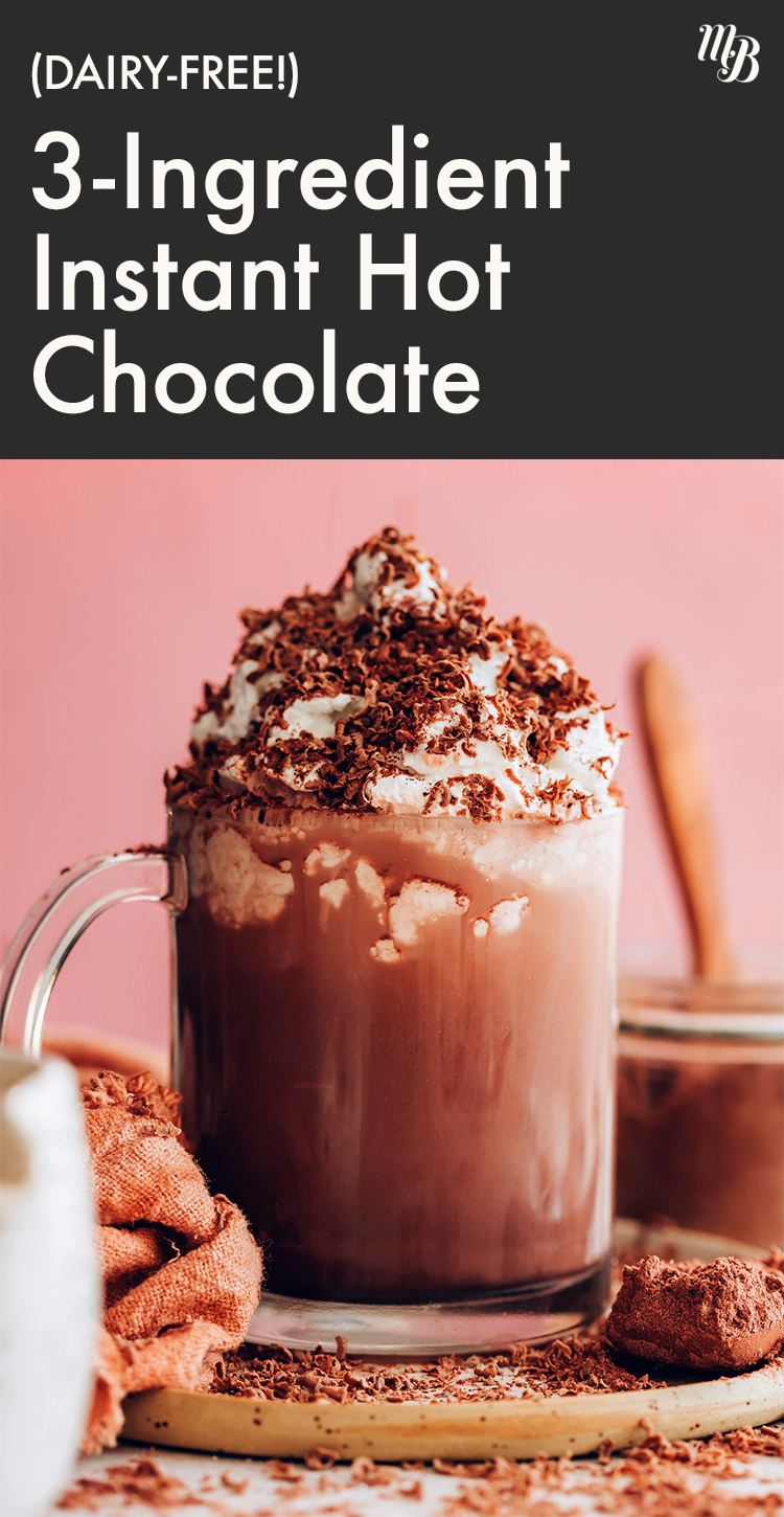 Süt içermeyen krem ​​şanti ve üstüne kakao tozu ile süt içermeyen hazır sıcak çikolata
