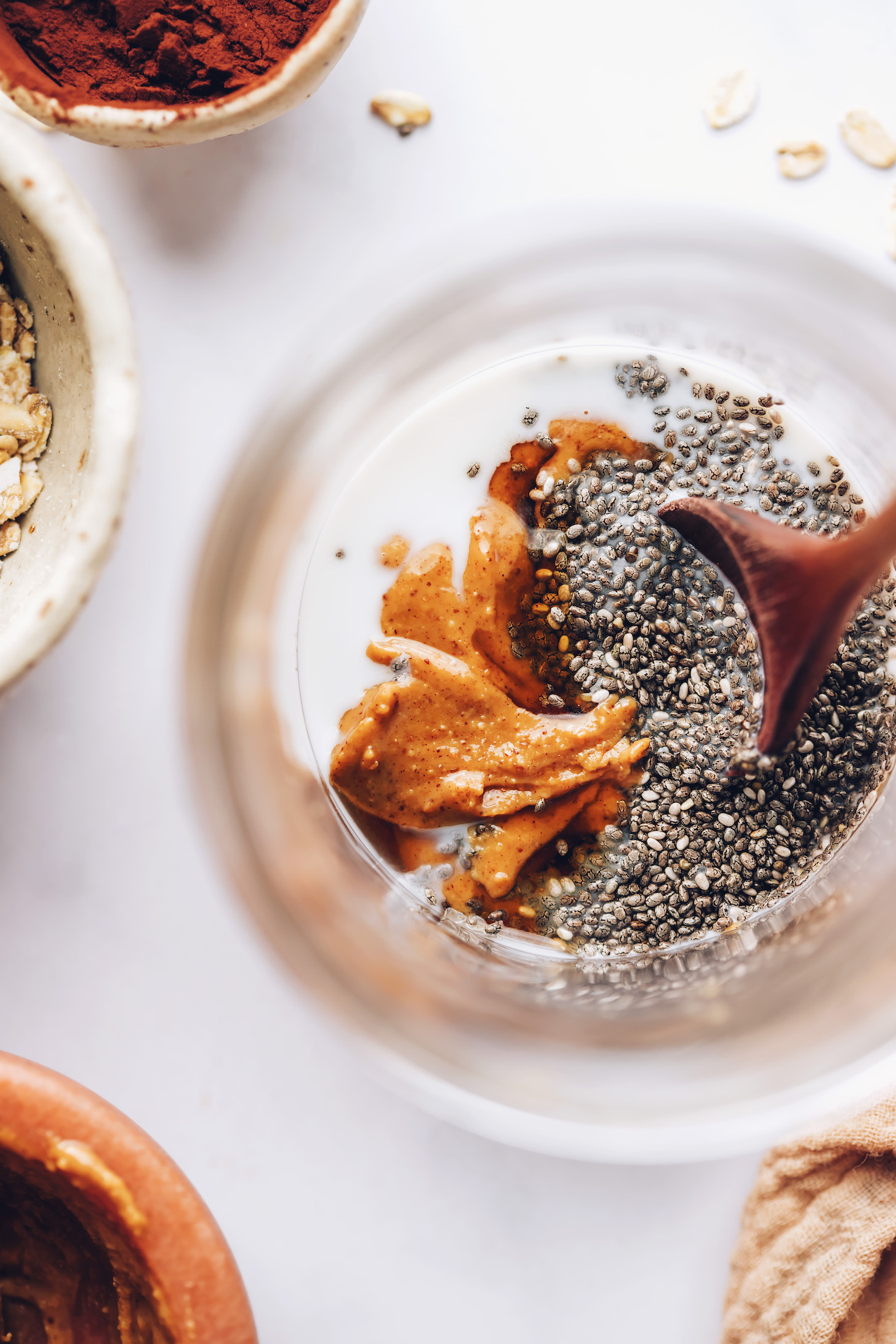 Mix chia seeds, walnut butter, maple syrup և almond milk in a container