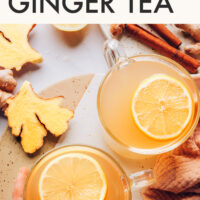 Tasses de thé au gingembre frais avec des tranches de citron sur le dessus
