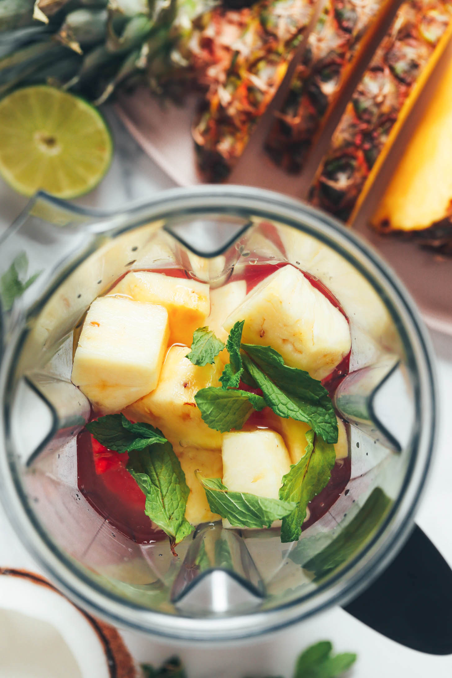 Лубеница, ананас, кокосова вода, сок од лимете, нана и со у блендеру