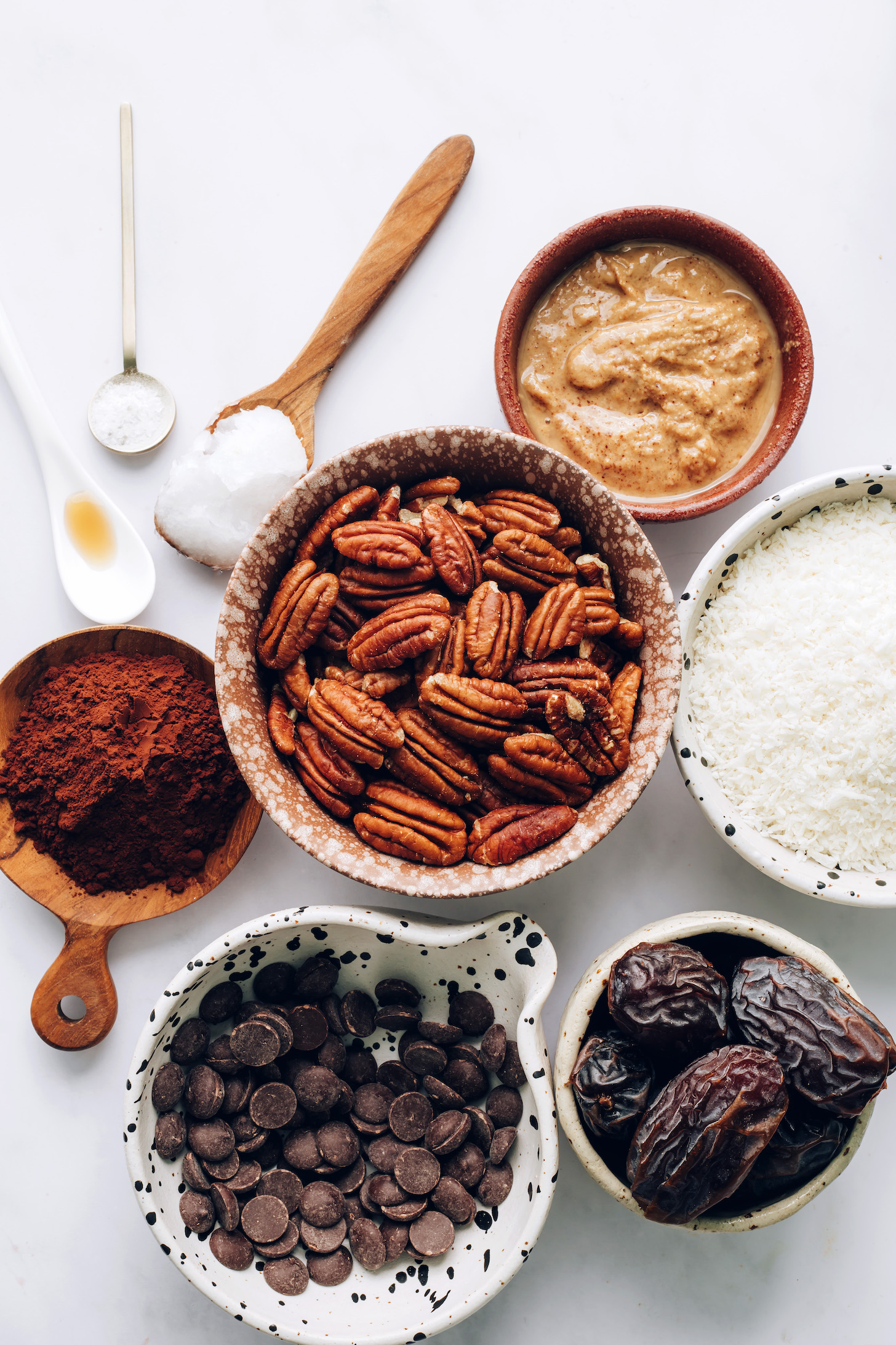 Vanilya, tuz, hindistancevizi yağı, badem yağı, kakao tozu, cevizler, hindistancevizi, hurma ve çikolata parçaları
