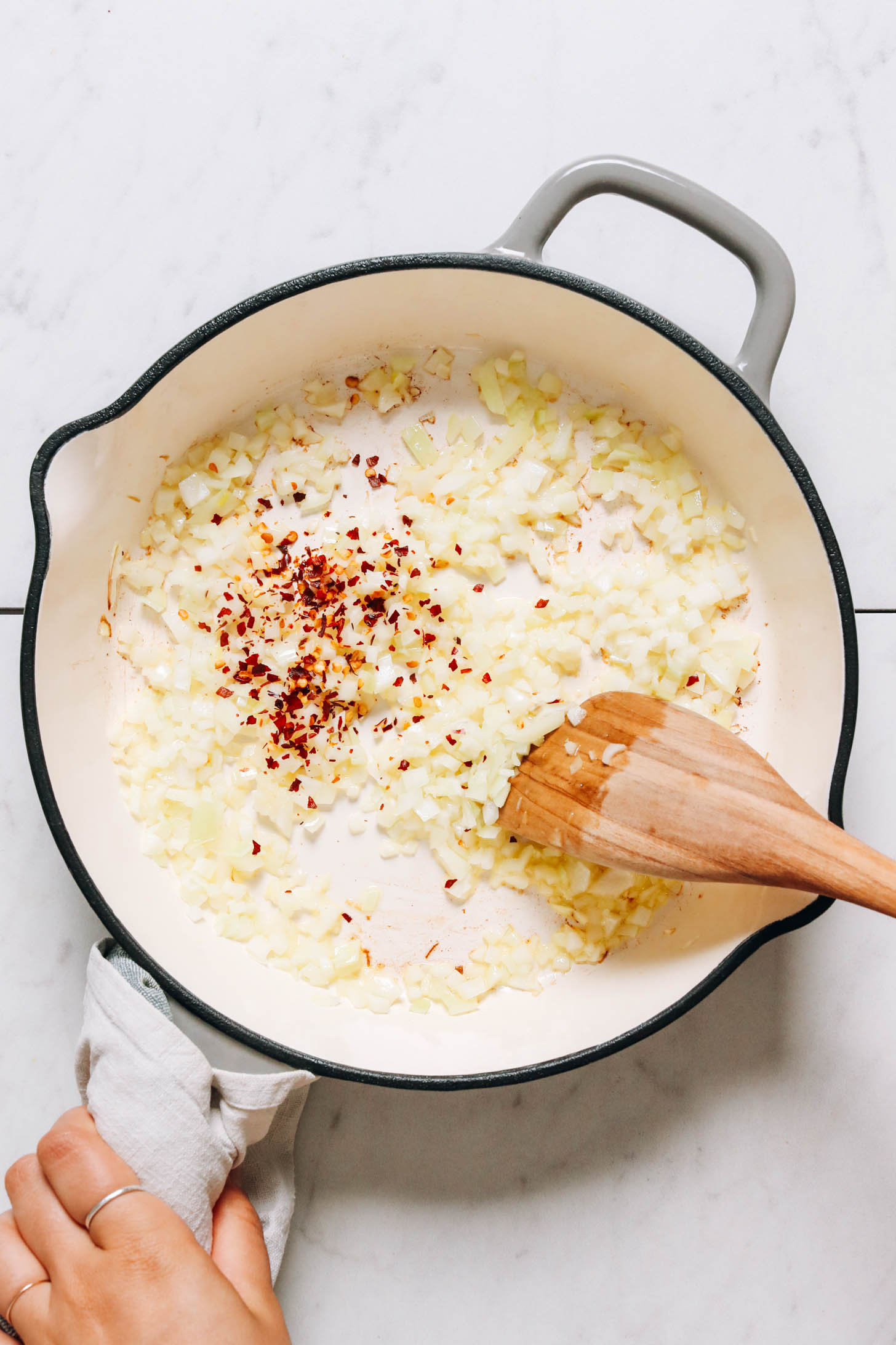 Soffriggere cipolla, aglio e scaglie di peperoncino