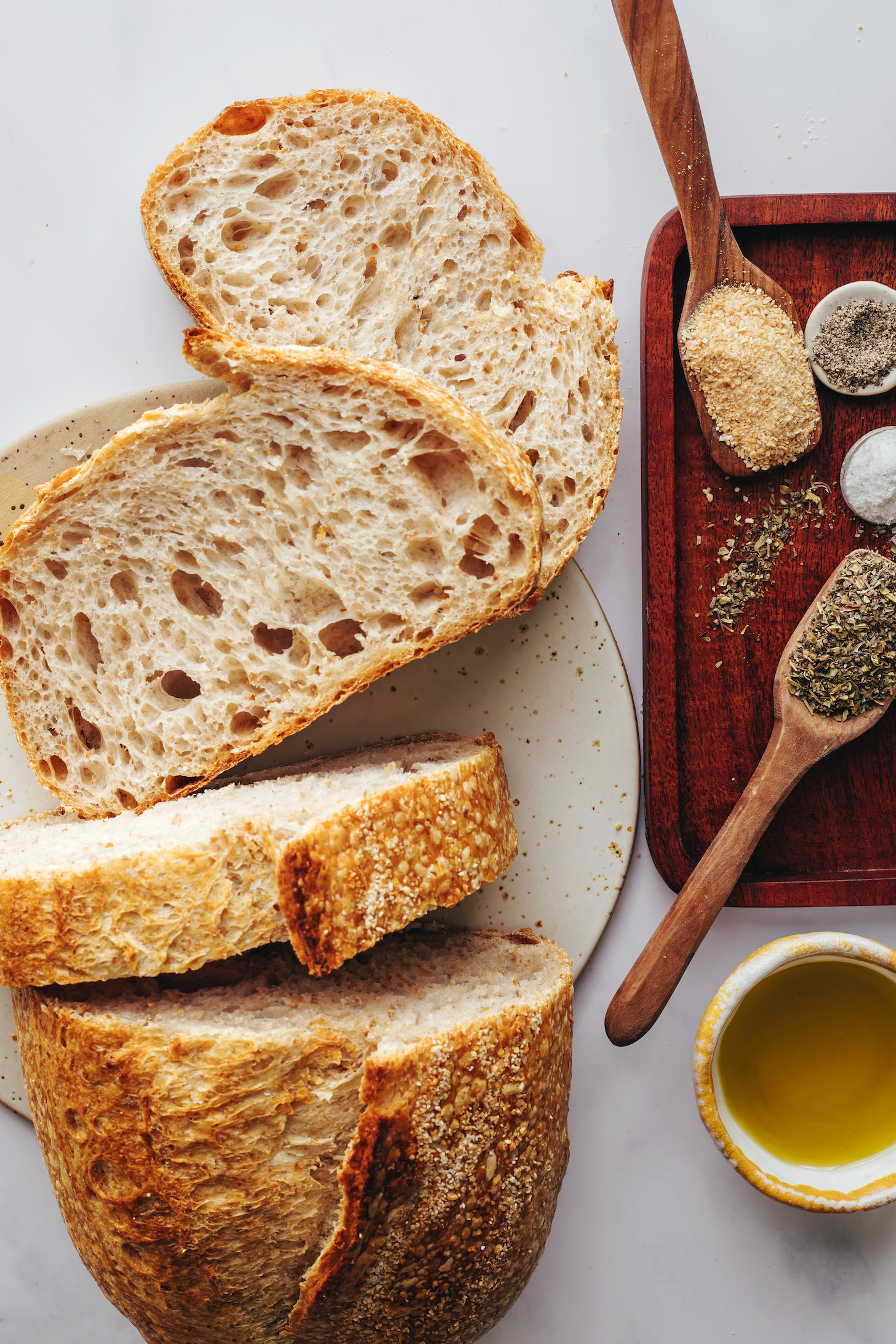 Dilimlenmiş ekşi mayalı ekmek, sarımsak tozu, tuz, karabiber, İtalyan otları ve yağ