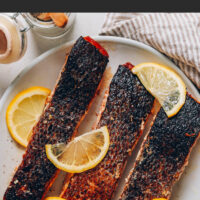 Assiette de saumon à la peau croustillante avec des tranches de citron sur le dessus