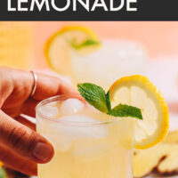 Tendre la main pour prendre un verre de limonade au gingembre rafraîchissante