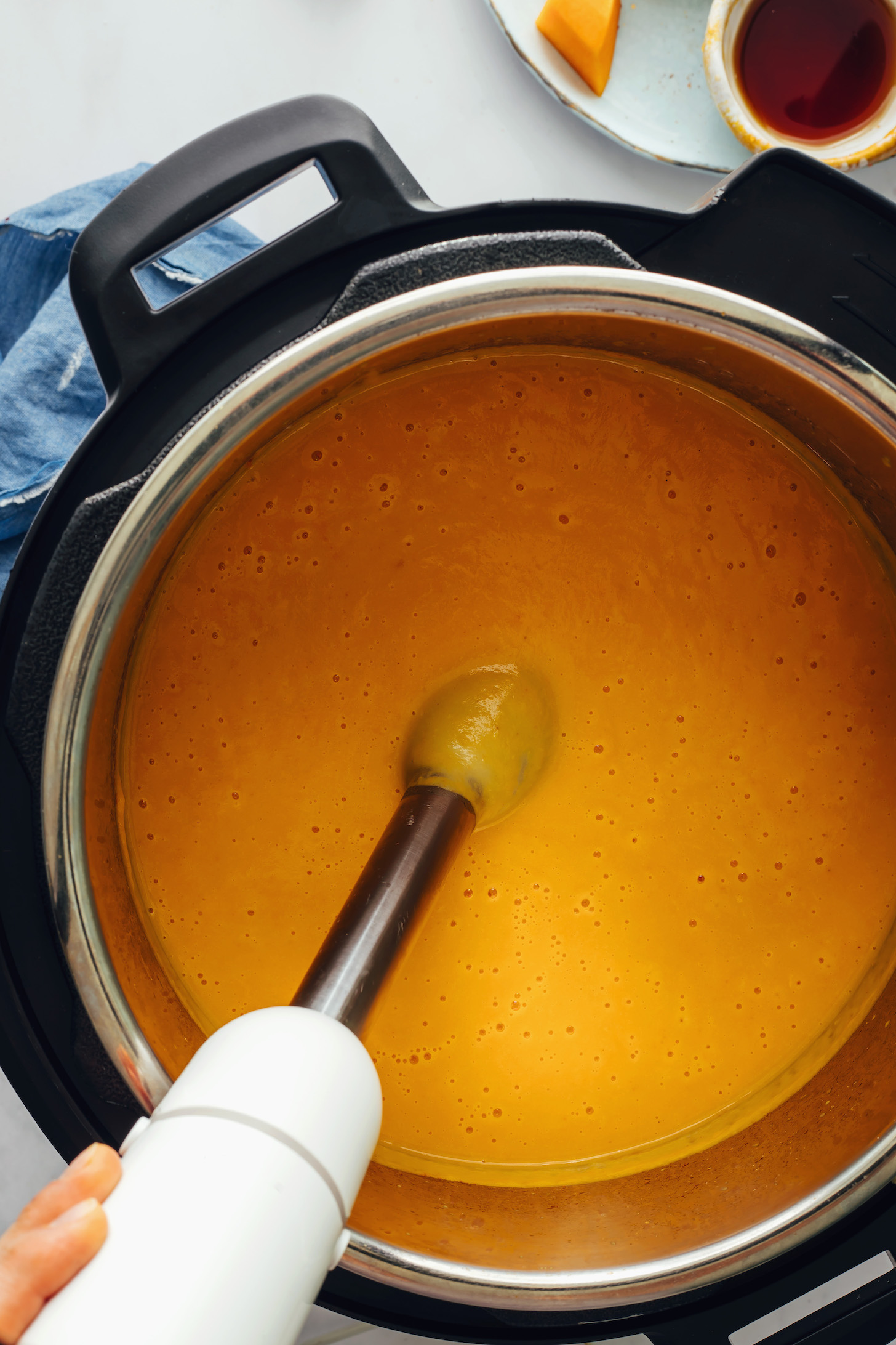 Balkabağı çorbasını Instant Pot'ta püre haline getirmek için daldırma blenderi kullanma