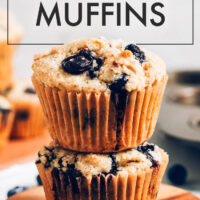 Pila di muffin vegani ai mirtilli senza glutine con il testo sopra che dice il nome della ricetta