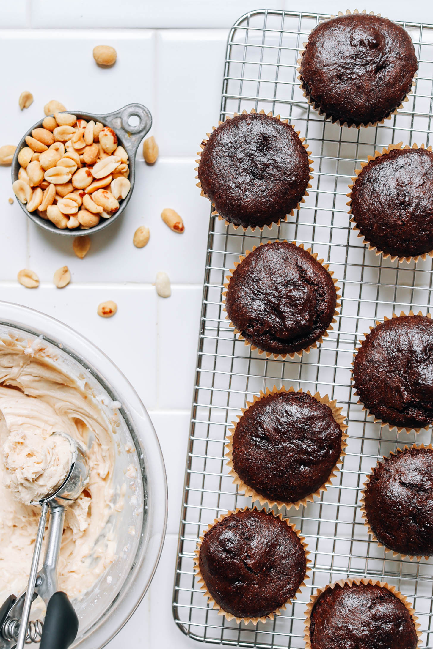 Erdnussbutter-Zuckerguss, Erdnüsse und ein Kühlregal mit Schokoladen-Cupcakes