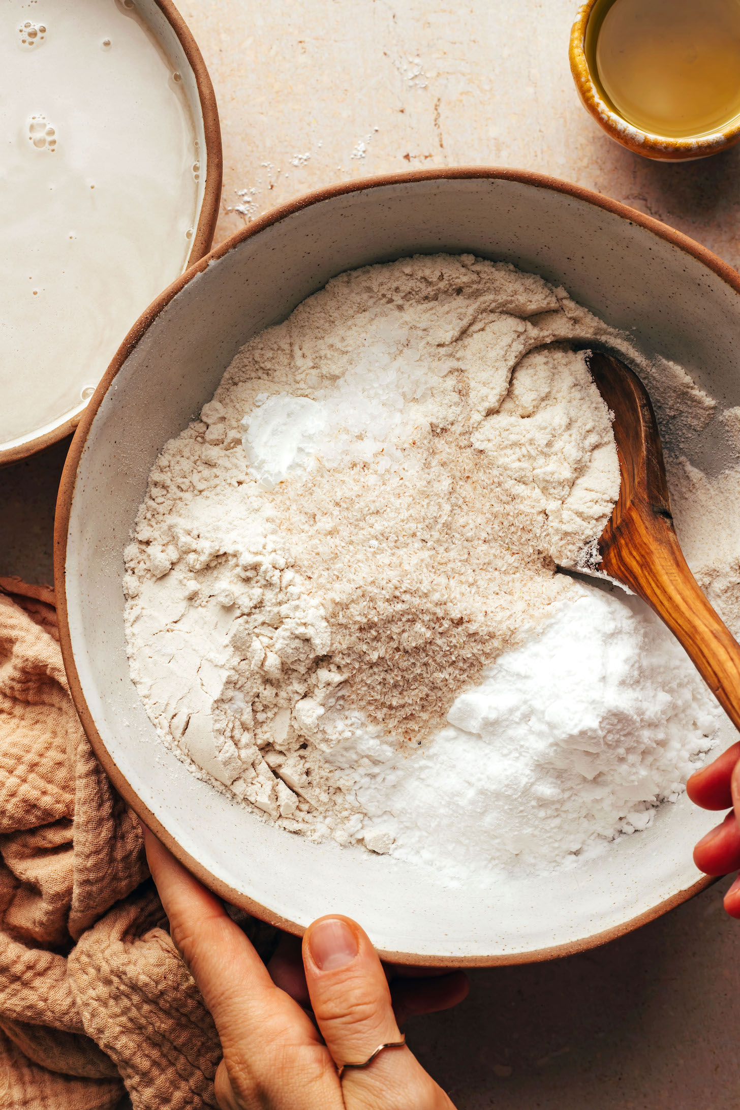 Glutenfreies Mehl, Flohsamenschalen, Salz und Backpulver in einer Schüssel verrühren