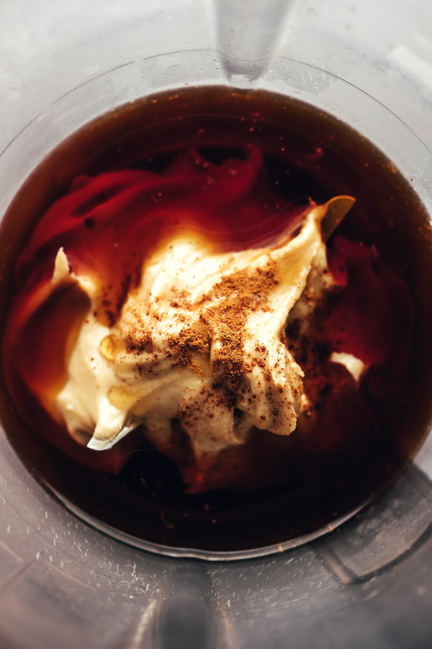 Bir karıştırıcıda demlenmiş Teeccino, kaju yağı, akçaağaç şurubu, vanilya ve tarçın