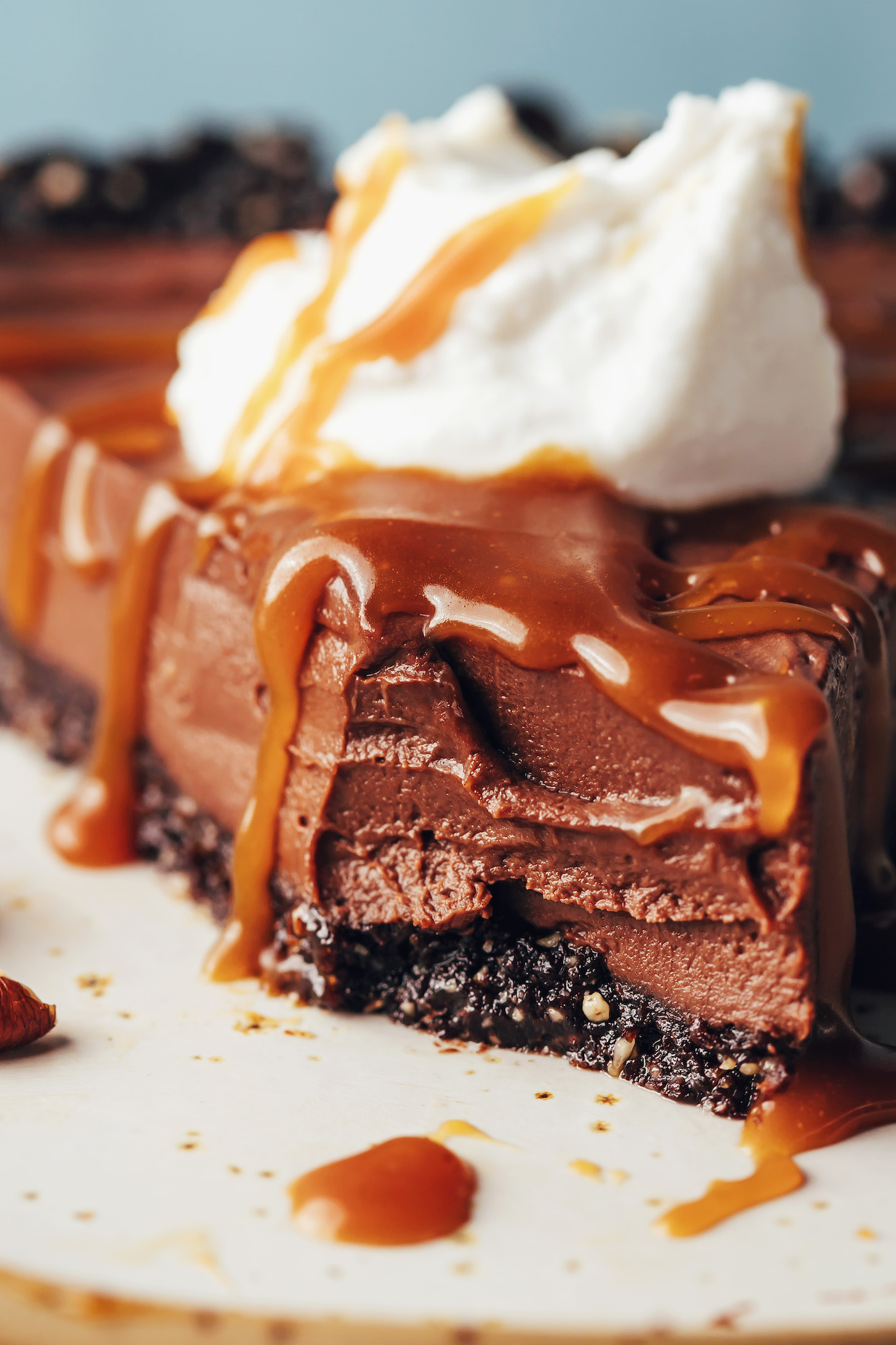 Nahaufnahmefoto, das die cremige Textur eines Stücks unseres Schokoladenmousse-Torte-Rezepts zeigt