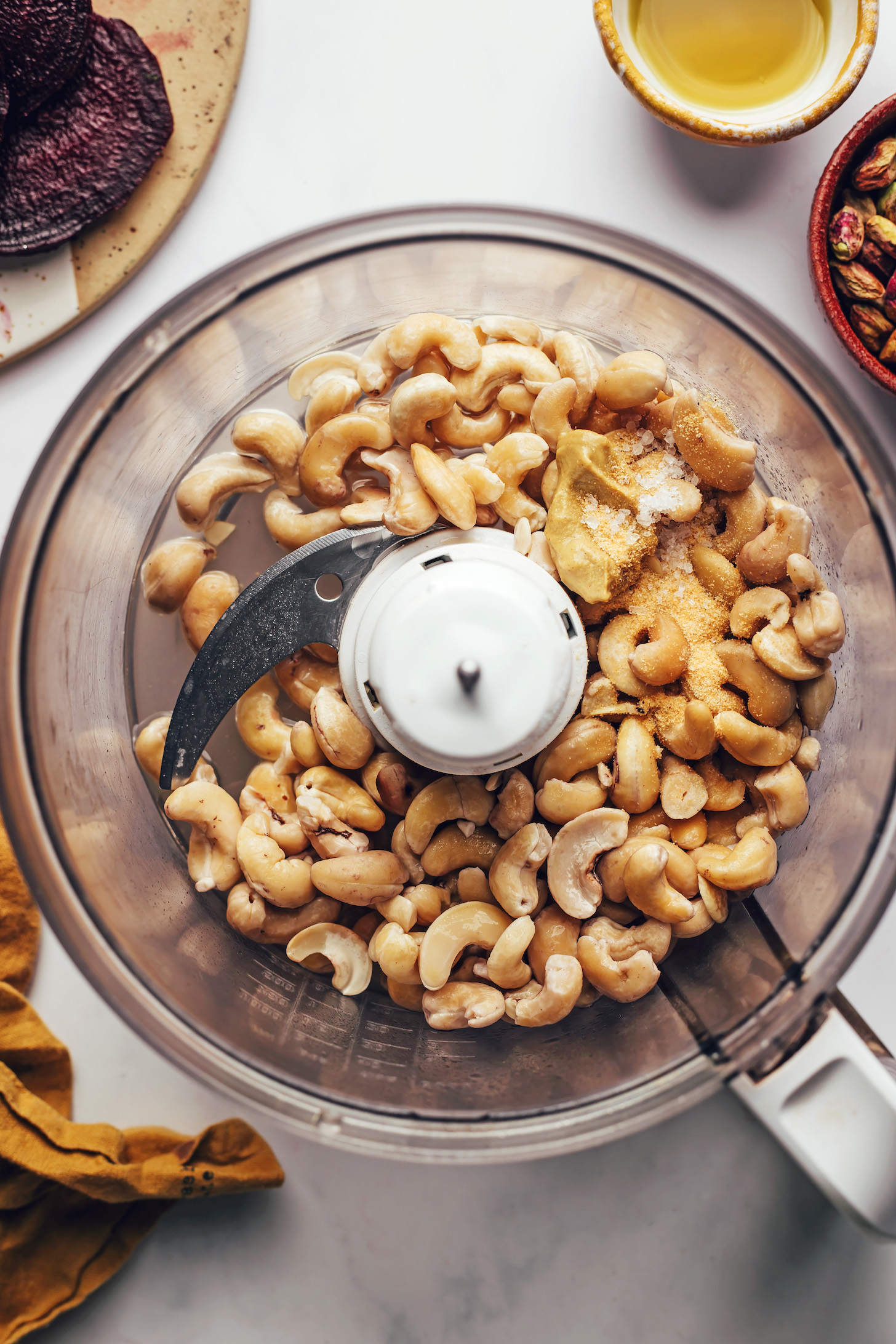 Cashewnüsse, Salz, Knoblauchpulver und Dijon-Senf in einer Küchenmaschine