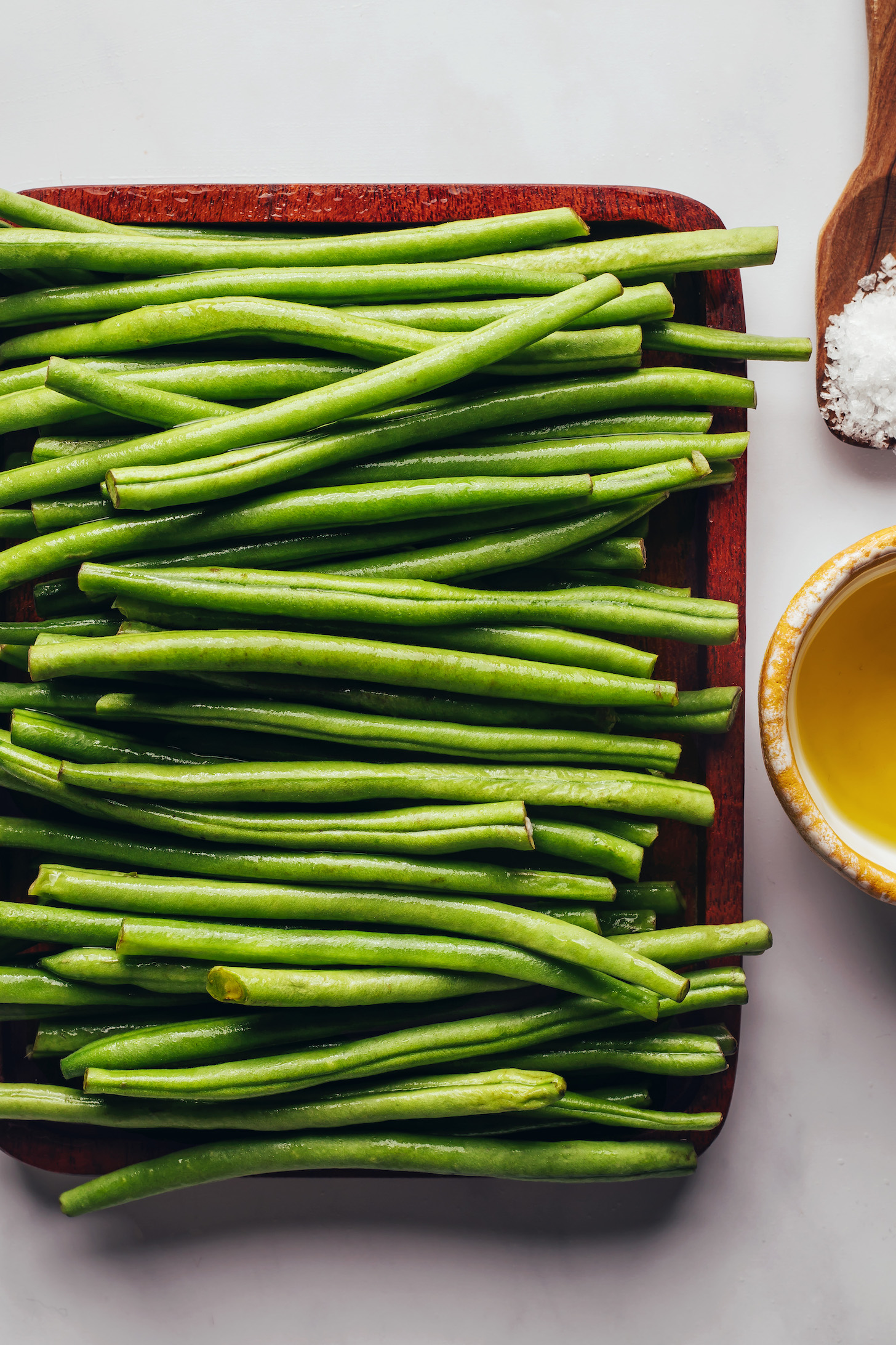 Green beans, salt and olive oil