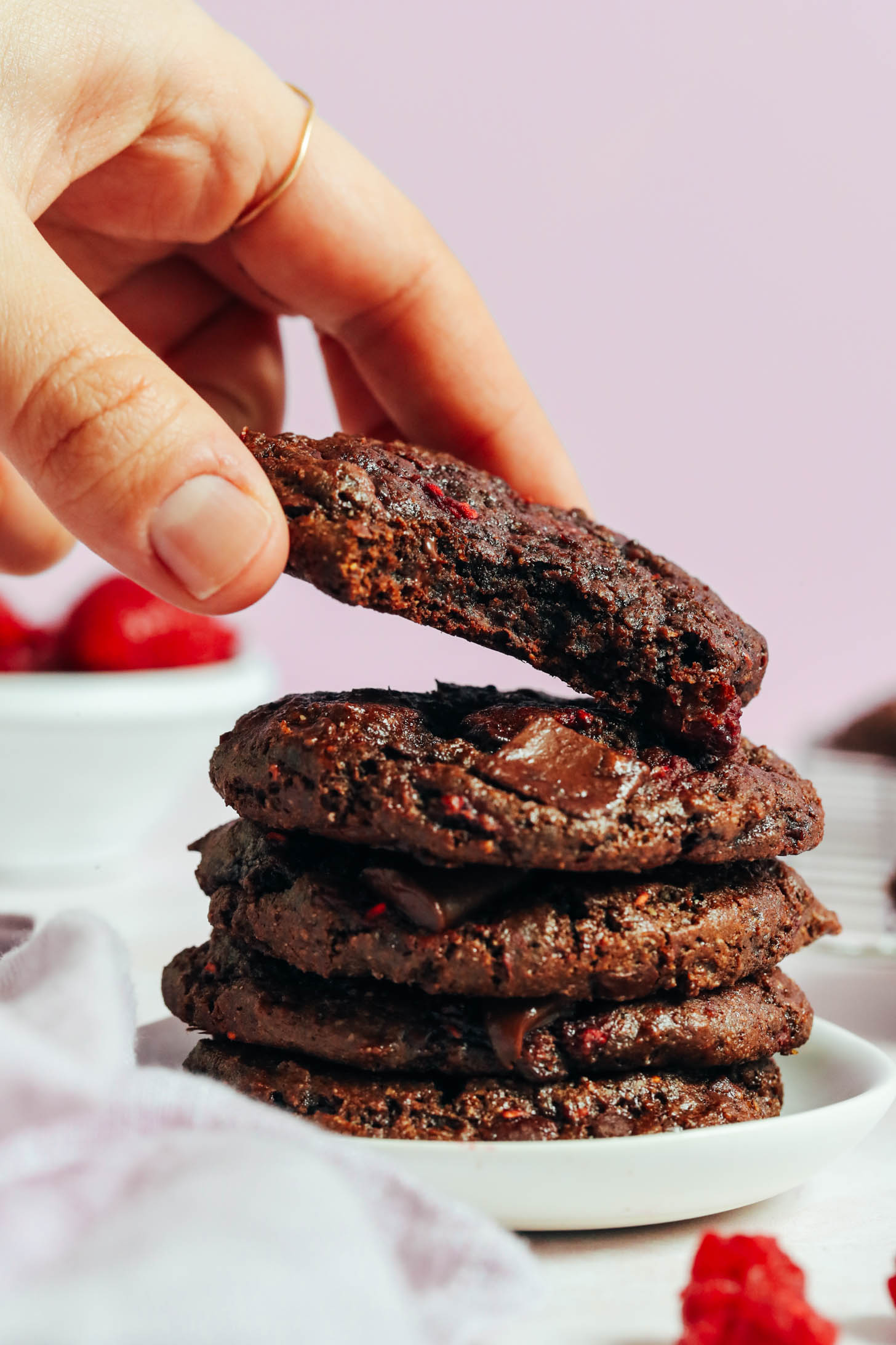 Поместите безглютеновое печенье с шоколадной смесью на стопку большего количества печенья.