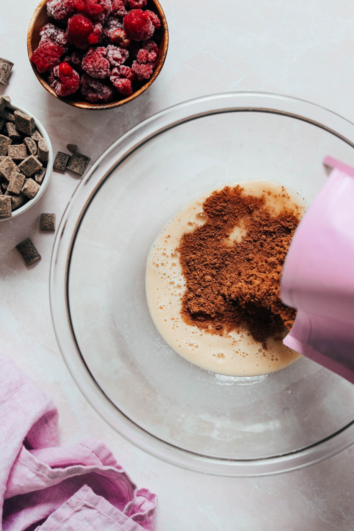 Добавление смеси для шоколадного кекса к влажным ингредиентам
